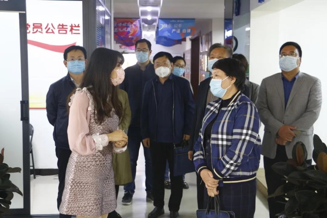 市人大財經(jīng)委員會副主任委員、市人大常委會財經(jīng)工委主任 衛(wèi)華平一行蒞臨洛陽青峰進行復(fù)工復(fù)產(chǎn)情況工作指導(dǎo)！